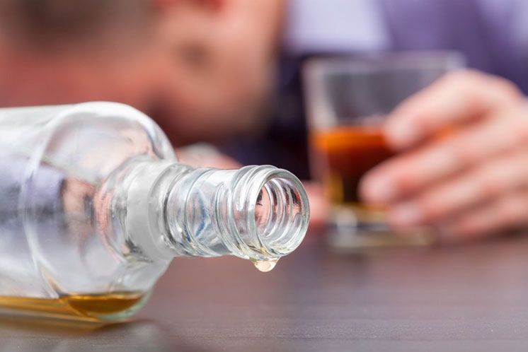 L’alcol dei millennials: bevono meno ma prima